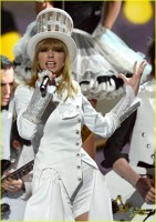 Taylor Swift a cantat la premiile Grammy