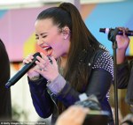 Demi Lovato canta la deschiderea magazinului Top Shop
