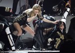 Taylor Swift pe scena Brit Awards 2013