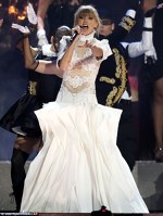 Taylor Swift pe scena Premiilor Brit 2013