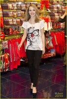 Bridgit Mendler a ajuns in magazinul Disney din Arndale Centre, Manchester, Anglia