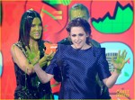 Kristen Stewart s-a umplut de mazga verde la Kids Choice Awards