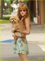 Bella Thorne la plimbare cu cainele ei