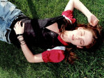 Kristen Stewart intinsa pe iarba