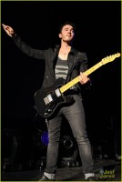 Kevin Jonas in timpul concertului din Boston