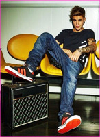 Justin Bieber pozeaza pentru campania adidas