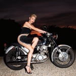 Miley Cyrus pe motocicleta
