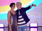 Maia Mitchell si Ross Lynch pe scena Teen Choice Awards 2013