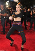Miley Cyrus pe covorul rosu la VMA
