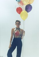 Miley pozeaza cu baloane pentru albumul Bangerz