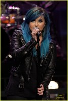 Demi Lovato cu parul albastru la Jay Leno