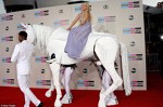 Lady Gaga a sosit pe un cal alb la AMA 2013