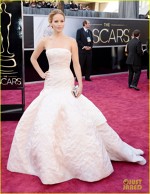 Jennifer Lawrence pe covorul rosu la premiile Oscar