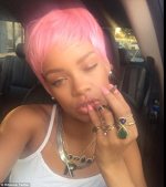 Rihanna are par roz