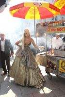 Lady Gaga serveste un hot-dog