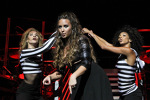 Demi Lovato cu dansatoarele pe scena la New York