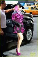 Lady Gaga coboara din limuzina
