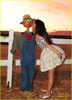 Selena Gomez si sperietoarea de ciori