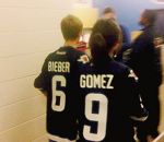Justin si Selena cu tricouri de hockey