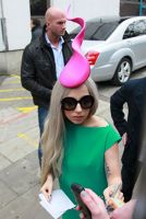 Lady Gaga si palaria ei ciudata