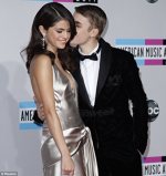 Justin Bieber o saruta pe Selena Gomez