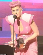 Katy Perry tine un discurs de acceptare