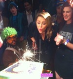 Miley sufla in lumanari