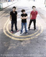 Jonas Brothers pe strada