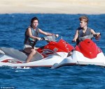 Selena Gomez si Justin Bieber pe jet-ski-uri