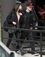 Selena si Justin pe aeroport