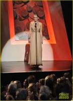 Miley Cyrus prezentatoarea American Giving Awards