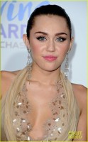 Miley Cyrus la gala American Giving Awards