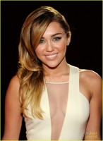 Miley zambeste pe covorul rosu la PCA