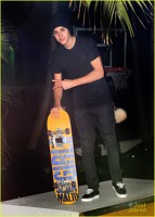 Justin Bieber e multumit de lectia sa de skateboard-ing.