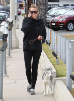 Miley Cyrus la plimbare cu catelul