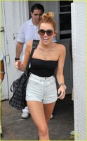 Miley Cyrus iesind din hotelul din Miami