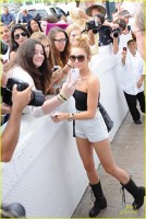 Miley Cyrus se pozeaza cu fanii in Miami