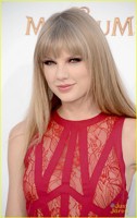 Taylor Swift in rosu la premiile Billboard