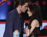 Robert Pattinson se teme ca nu va castiga `cel mai bun sarut`