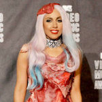 Lady GaGa va purta o rochie din oase la MTV VMA 2011?