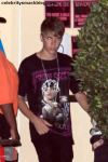Justin Bieber poarta tricou cu Selena Gomez (vezi poza)