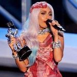 Lady Gaga renunta la costumele excentrice