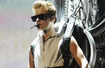Justin Bieber, cu aripi uriase la concertul din Oakland (poze)
